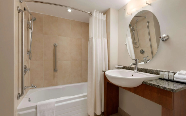 Embassy Suites Montréal by Hilton