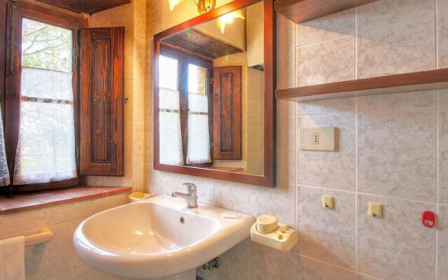 Apartment in a farmhouse with swimming pool