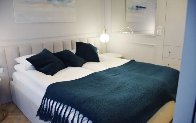 Mennica Amethyst by Renters Prestige