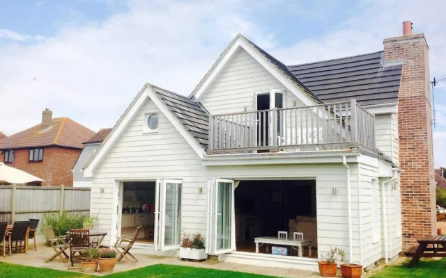 Light-filled Family-friendly Beach House