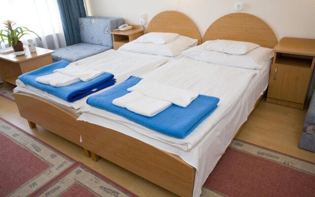 Hotel Harom Hattyu