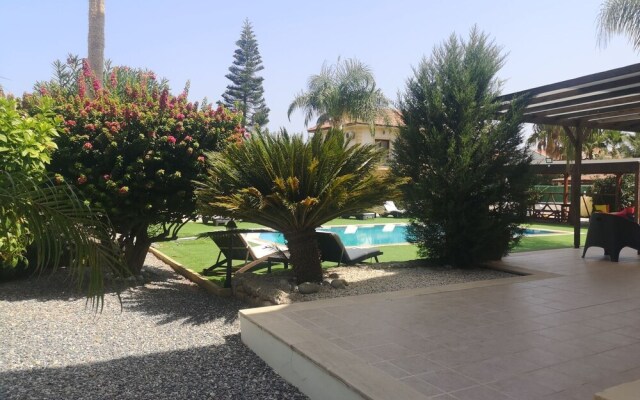 Stunning Private Villa - Beautiful Gardens & Pool