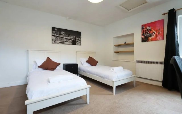 Spacious 3BR Flat in Cowbridge Centre