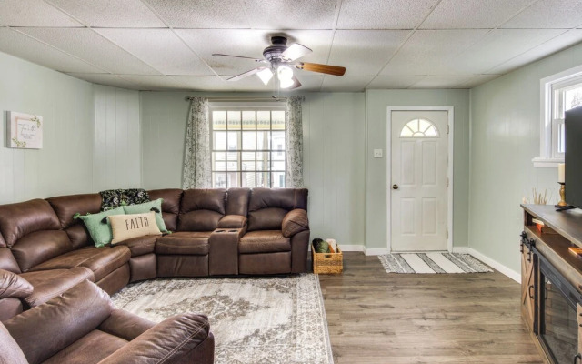 Family-friendly Altoona Abode w/ Spacious Patio!