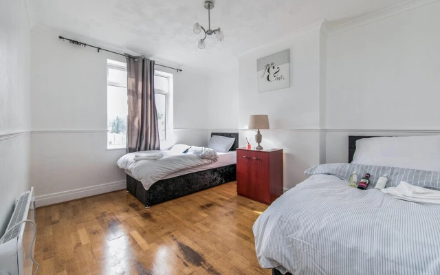 4br-sleeps10-parking-garden