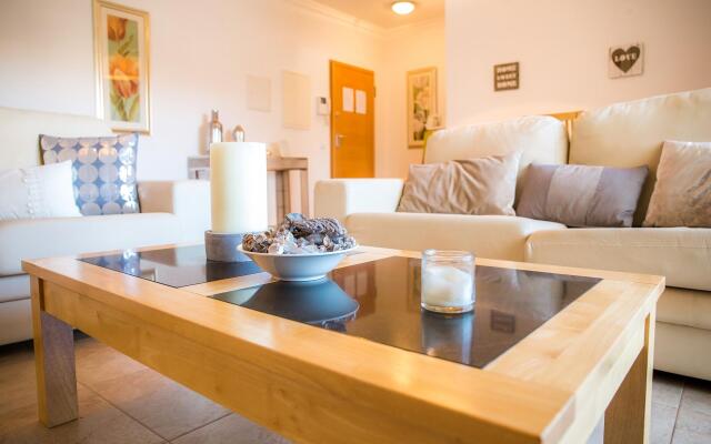 B05 - Lux & Pool Central Apartment