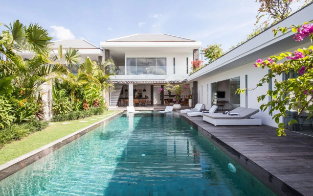 Captivating Villa Walk to the Beach