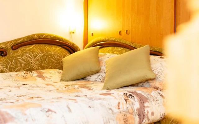 Біля цирку (Near the circus)