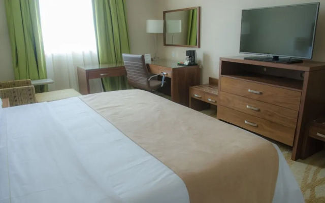 Holiday Inn Express and Suites Celaya