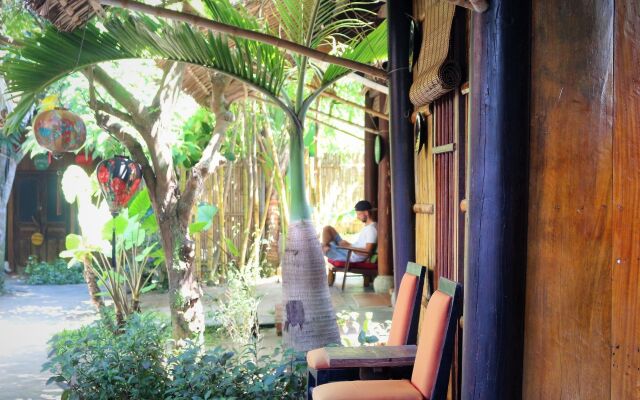 Under the coconut tree - Hostel