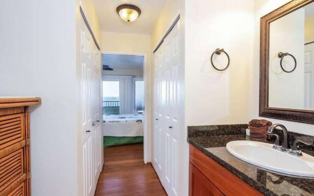 Banyan Tree Condo W/ Pool & Ocean Front!