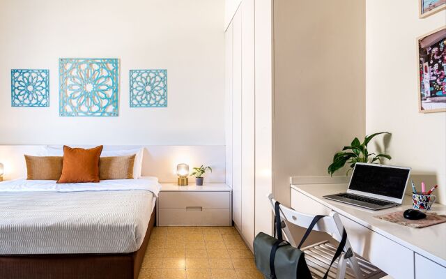 Pink & Blondie ApartHotel - by Loginn