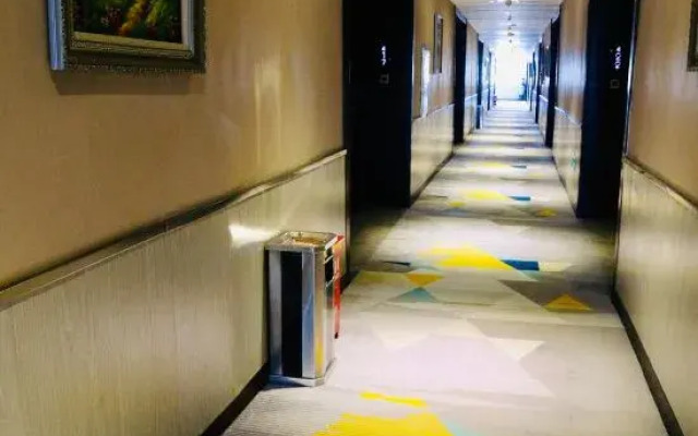 Yicheng Hotel (Henan University of Technology)