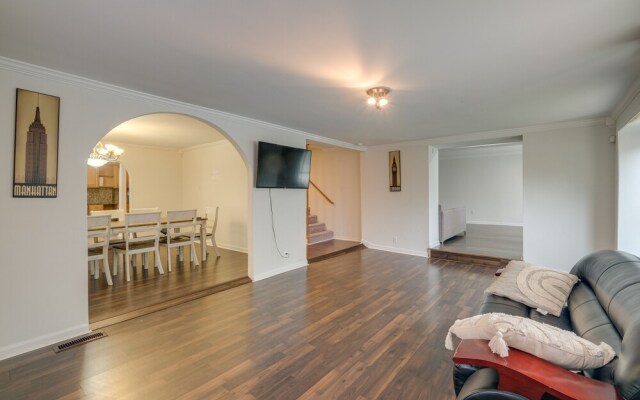 Spacious Triangle Townhome - Near Hiking & Golf!