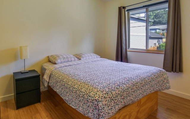 Modern White Salmon Apartment, Steps From Town