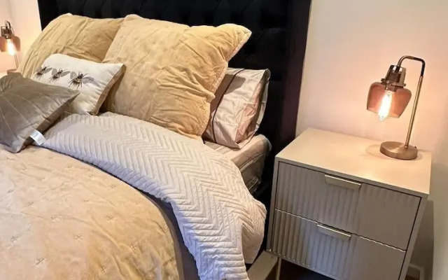 Beehive Suite - City Chic London Apartment