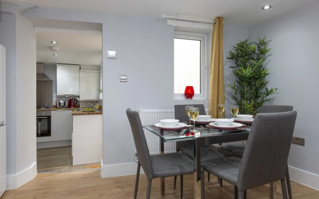 Deluxe Riverview Apartment