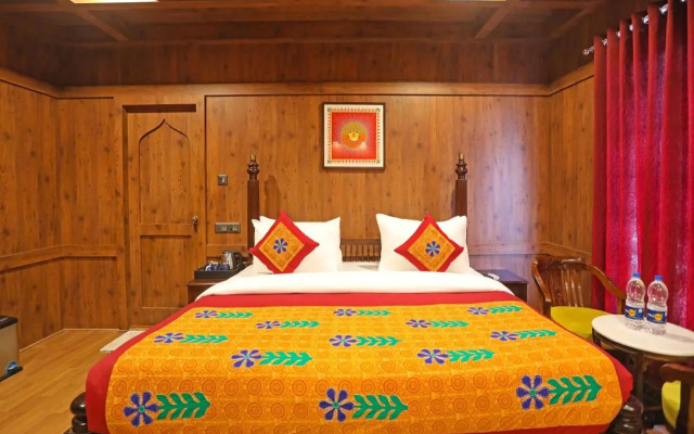 OYO EKTA Houseboat