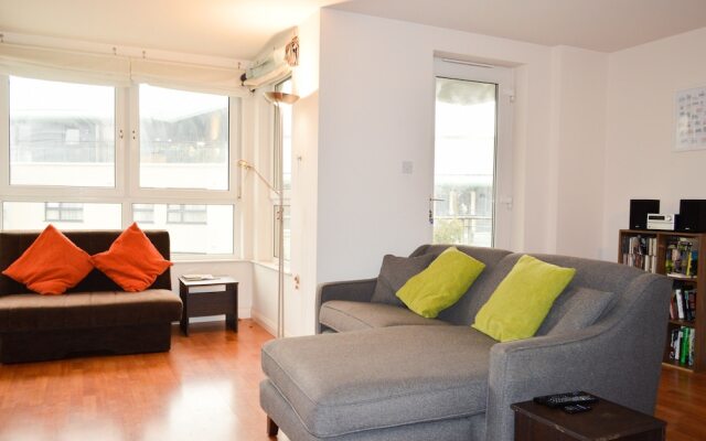 Modern 1 Bedroom Apartment With Balcony