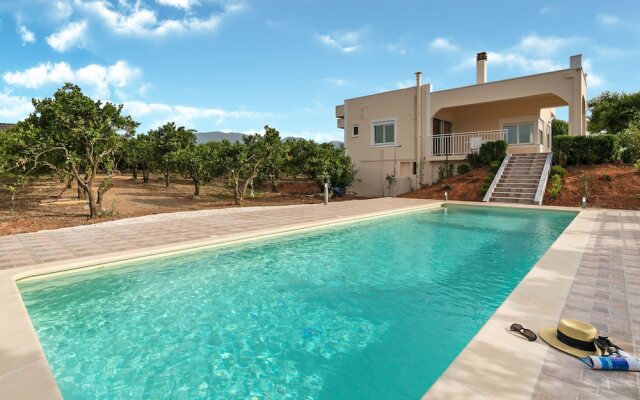 Light Filled Spacious Private Villa with Pool