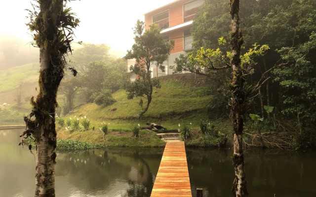 Burbi Lake Lodge Monteverde