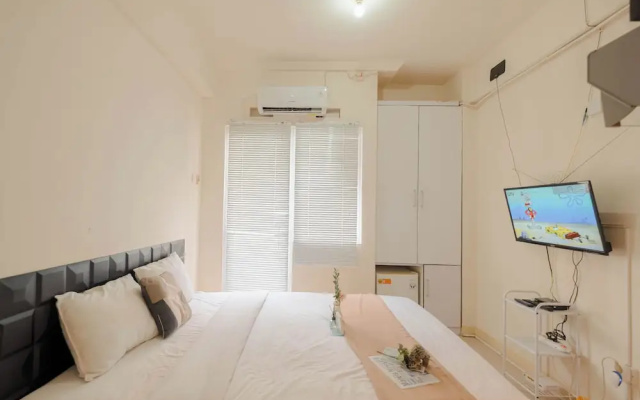 Cozy Studio with Direct Access to Mall at Green Pramuka Apartment – Guest Rooms – Jakarta