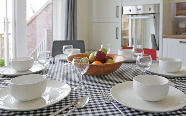 Modernly Furnished Holiday Home With Balcony, Near Felixstowe Beach
