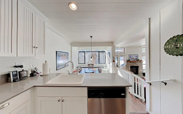 Spacious 2 Bedroom Home with Pool, 3 Hot Tubs, Sauna! by RedAwning