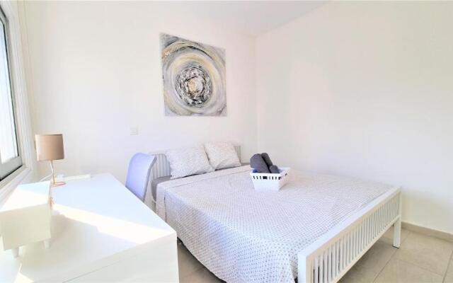 Spacious Lightflooded 2BR Apt / Near Center & Harbour