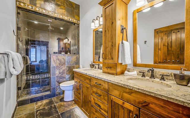 Inuksuk Lodge 4800 sq ft of Excellence