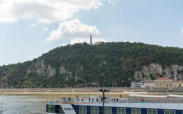 d.Five Riverside Deluxe Apartment