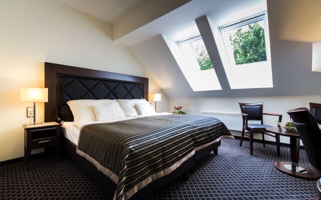 Hotel Selsky Dvur - Bohemian Village Courtyard