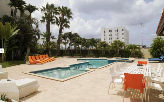 4BR 3BA w Pool Sleeps 10 200m From Eagle Beach