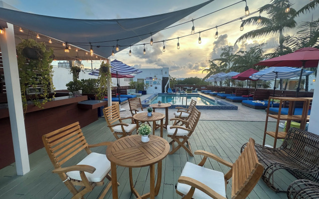 Maxines Dorset Catalina Hotel