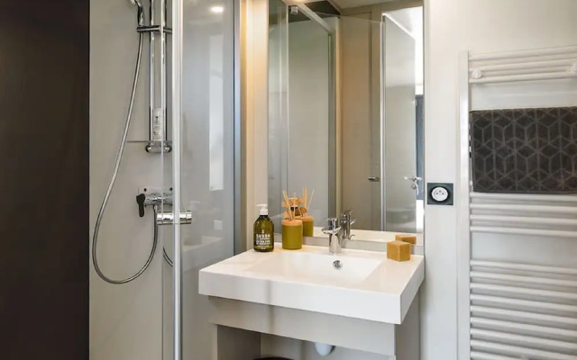 Secluded Chalet in Hourtin With Swimming Pool