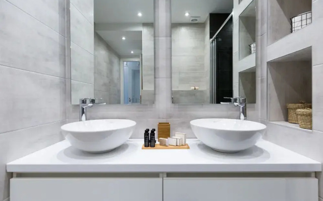 UPSTREET Acropolis Core Bright Modern Apt