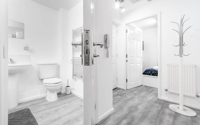 Stunning 2-bed Apartment in Tipton Sleeps 3