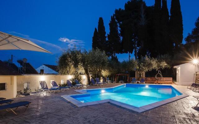 Olive Grove Poolside Apartments