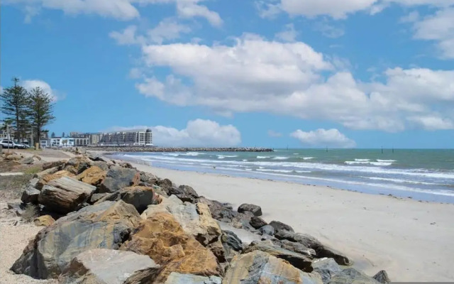 Unwind Esplanade Beach Escape no 10