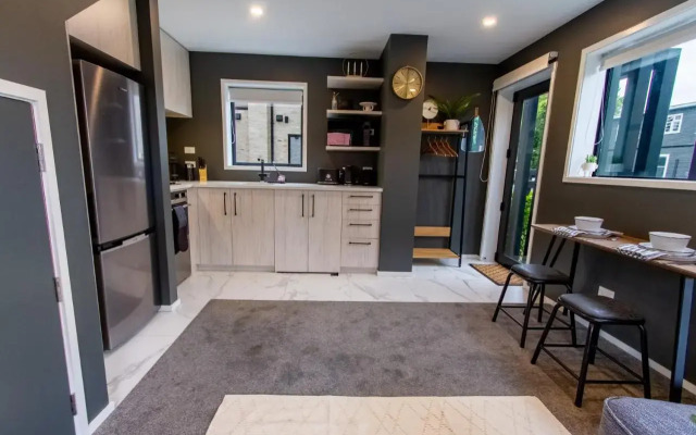 Art Deco 2 bed by Latimer Square