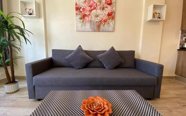 Modern 1 Bedroom Seaside Apartment with Pool