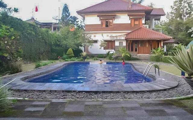 RedDoorz Premium @ Griya Inkoppabri Cisarua Puncak