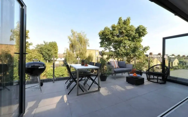 Newly Renovated 3 Bedroom Flat with Terrace