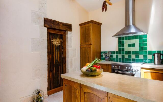 Tranquil Home in Saint-Martin-de-Gurson, 15min from Saint Emilion's vineyard