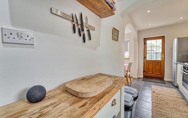 Cosy 3 Bedroom Home with Parking