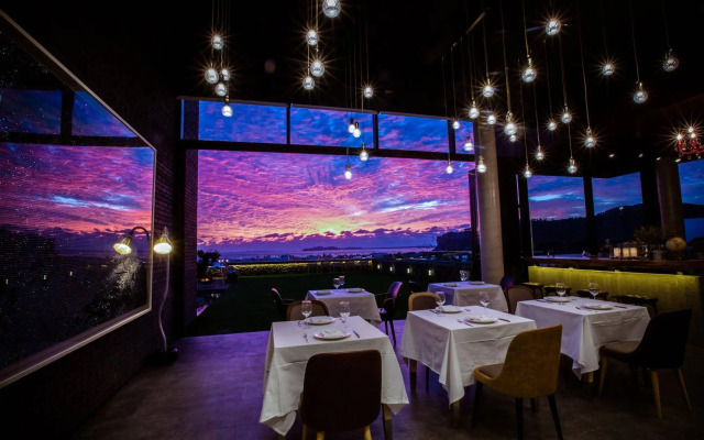 Bayhill Pool & Villa