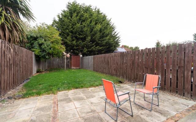 J's FrEsH Newly RefurB 2 Bedroom Garden Parking