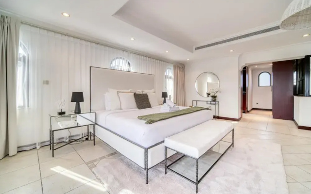 Exclusive 6BR Palm Villa w Private Pool and Beach