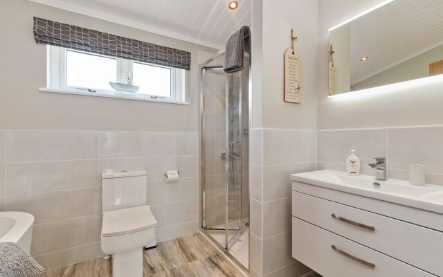 Trevelyn Lodge - Luxury Lodge Hot Tub Close to Beach