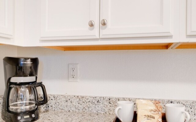 Contemporary Condo Minutes To Downtown Gulch